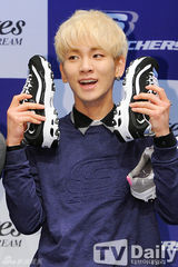 组图：SHINee办签名会 卫衣牛仔裤展大学生时尚