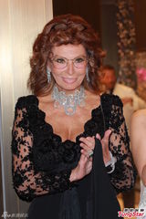 组图：索菲亚罗兰蕾丝黑裙秀丰乳 展巨星风采