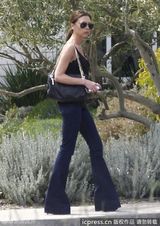 组图：小贝与好友结伴齐春游 变身奶爸享亲子乐