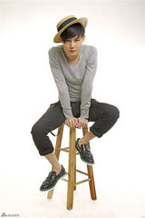 组图：尹正春日嬉皮写真鬼马表情玩复古