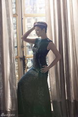 组图：钟楚红赴巴黎拍时尚大片 微笑秀真我