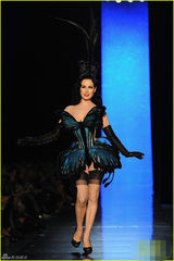 组图：脱衣舞娘蒂塔性感蝴蝶装走秀 展纤腰巨乳