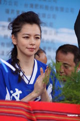 高清组图：徐若瑄为少棒赛开球 送母亲游泰国表孝心