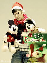 组图：黄智博变身小王子 圣诞写真点燃冬日暖意