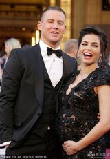 组图：奥斯卡红毯-钱宁-塔图姆热吻怀孕娇妻