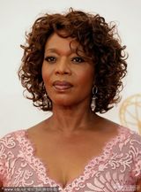 组图：老牌女星奥尔夫雷-沃德亮相艾美红毯