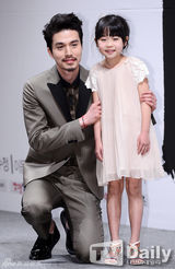 组图：宋智孝马尾白裙清秀亮相《天命》发布会