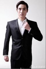 组图：贺德光鬼马写真玩搞怪 着深V衬衫秀胸肌