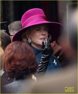 组图：妮可巴黎赶拍新片 桃红礼帽散发高贵魅力