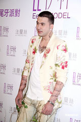 幻灯：林嘉绮性感出席伊林派对 林又立比基尼抢镜