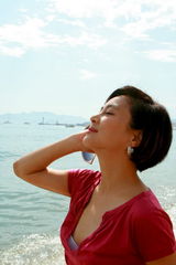 幻灯图集：李玲玉戛纳海滩写真展“甜歌皇后”风采