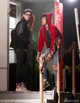 组图：暮光女与闺蜜深夜出游 大吃夜宵不惧发福