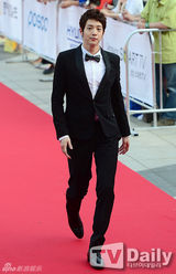 组图：少时Jessica挽SJ圭贤亮相音乐剧颁奖红毯