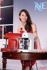 组图：张钧甯化身厨娘泡咖啡 红色洋装俏丽动人