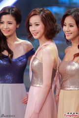 组图：港姐准决赛诞生10强 白纱裙秀腿抢镜