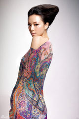 高清图：张静初赴港拍时尚大片 举手投足显百变魅力