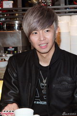 组图：小鬼黄鸿升香港开唱 台上提旧爱发感慨