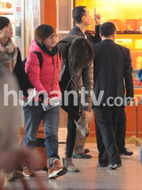 组图：谋女郎倪妮与熊乃瑾现身机场谈笑显亲密