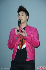 组图：潘玮柏摇下体跳哈林摇 对新恋情没有期待