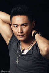 组图：刘冠翔写真大秀肌肉 阳刚性感展露无遗