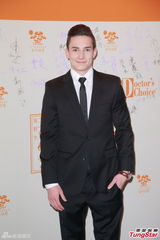 组图：毛舜筠为女儿放弃吸金 为其拍拖打预防针