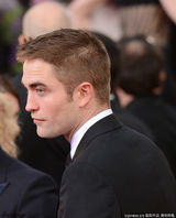 组图：罗伯特-帕丁森独自现身帅气逼人