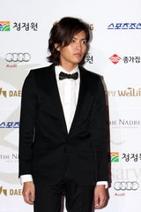 高清组图：青龙奖红毯女星争艳 河智苑孙艺珍成焦点