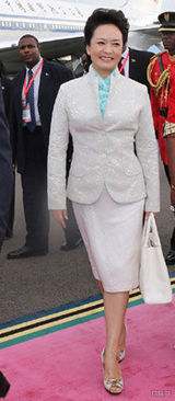 组图：彭丽媛出访频换装 时尚造型华美典雅