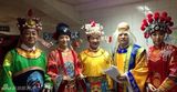 组图：央视春晚主持“福禄寿喜财”造型引热议