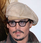 组图：约翰尼-德普亮相新片记者会 女主角花枝招展