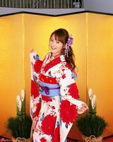 组图：佐佐木希玩变装秀 穿旗袍抱熊猫