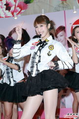 组图：少女组合SuperGear握手会秀美腿引宅男