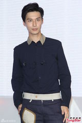 组图：严爵新专辑深情MV首播 自曝占有欲强常吃醋