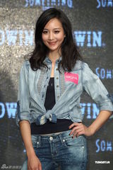 组图：张钧甯携周汤豪走秀 称与何润东不来电