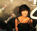 幻灯：王珞丹亮相《大周末》庆典 黑裙短发尽显俏皮