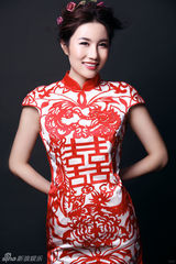 组图：歌手温馨旗袍秀喜字 红火写真贺元宵