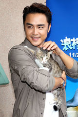 明道与猫狗亲密互动 现实中希望保有隐私权(图)