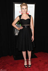 高清组图：斯嘉丽-约翰逊复古发型亮相首映式