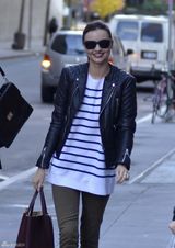 高清组图：米兰达-可儿街拍机车夹克搭配条纹衫