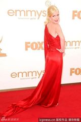 组图：艾美奖红毯 安吉拉-金塞红色长裙秀香肩