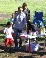 组图：海蒂-克鲁姆宽松外套陪女儿玩耍显母爱