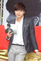 组图：贺军翔举办写真集《南法寄出》签售会