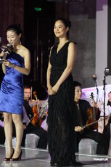 组图：姜文对妻子呵护有加 周韵与男模热聊晾老公