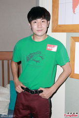 组图：黄宗泽岑丽香合照显尴尬 对绯闻做足准备