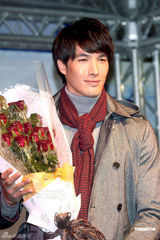 组图：蔡依林绯闻男友锦荣出席代言秀化身王子 