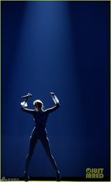 组图：麦莉紧身三角裤献唱 奋力嘶吼表情狰狞