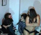 组图：小天后泰勒前男友泡吧庆生笑拥脱衣舞娘