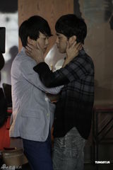 组图：范植伟跨刀助阵胡灵新歌MV 上演男男恋