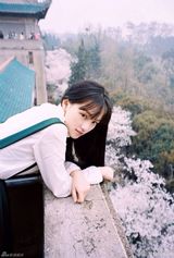 组图：武大女神赏樱花 清秀淡雅文艺范儿