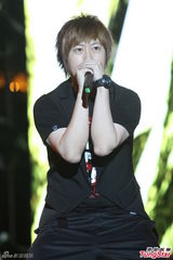 组图：五月天西岸音乐节开唱 女粉丝激动昏倒